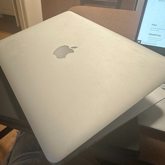 Apple Macbook Air - Picture 1 of 2